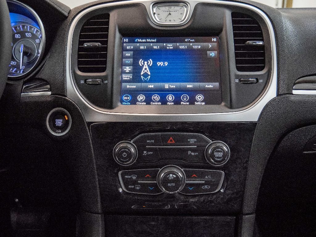 2023 Chrysler 300 Touring L